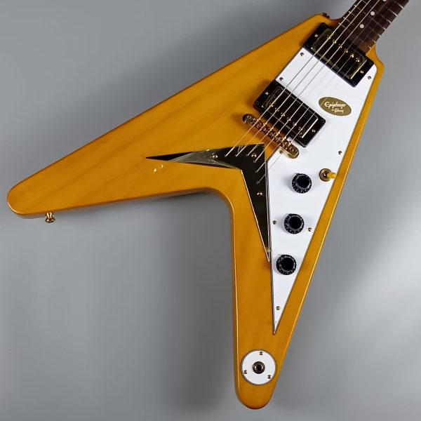 Epiphone：Korina Flying V Aged Natural<br />
ハードケースに革の剥がれを伴う傷があるため、通常価格￥189,200(税込)→￥179,740(税込)