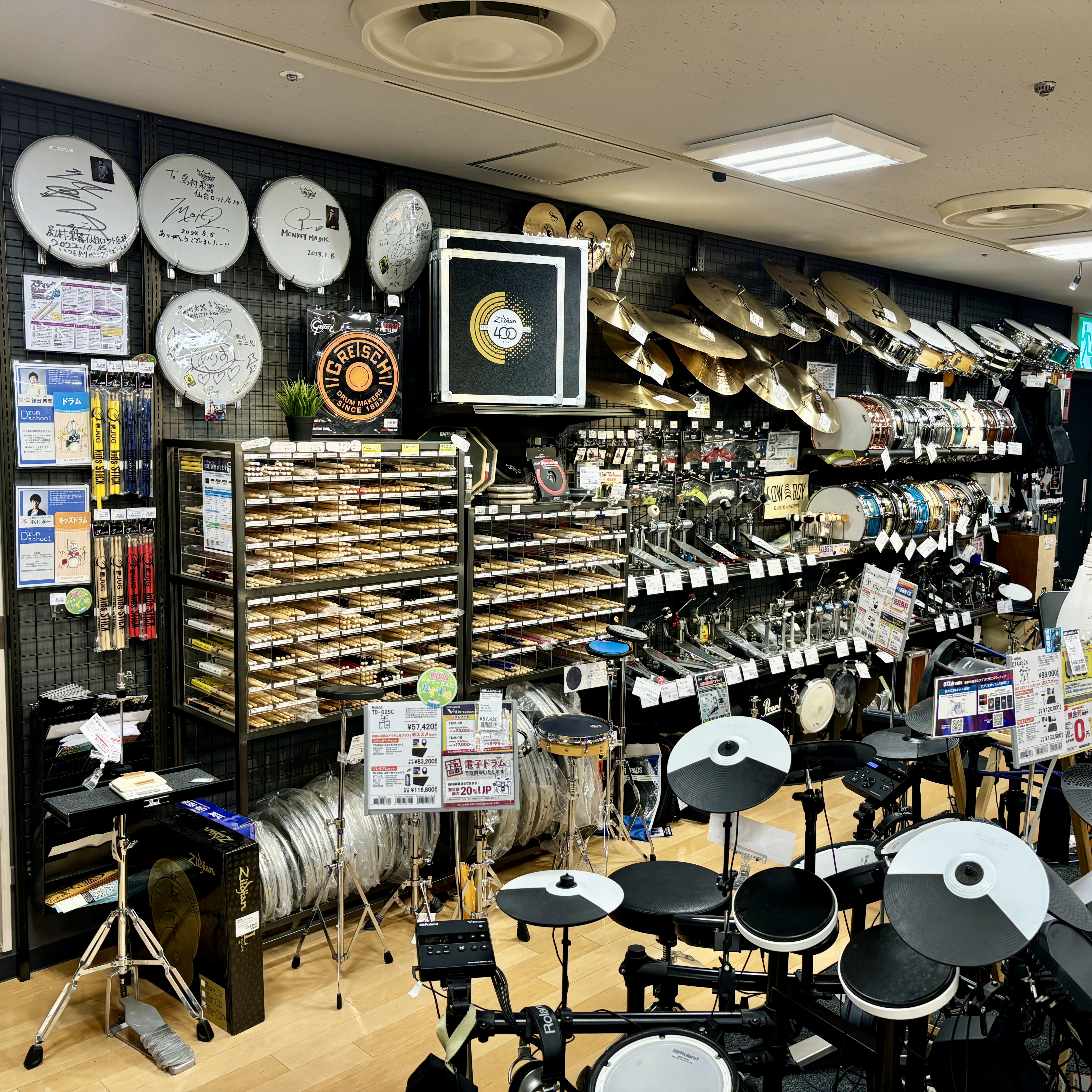 CONTENTS豊富な取扱量でドラマーさんをサポート🥁実際に試奏して好みの商品をお選びいただけます経験豊富なスタッフがご案内いたしますドラムのメンテナンスもお任せください楽器の買替え応援！楽器買取・下取承ります豊富なお支払い方法アクセス・お問い合わせ先豊富な取扱量でドラマーさんをサポート スネアやペ […]