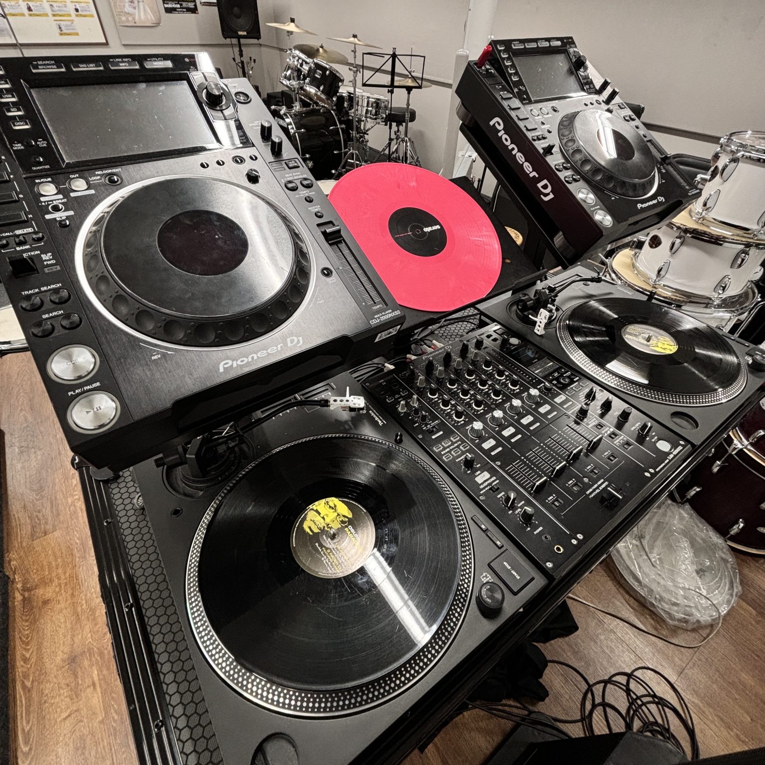 DJブースレンタル、はじめました！ 島村楽器では、DJブースのレンタルをスタートしました！本格的な機材を使って思う存分プレイできるスペースをご用意しております。 ※7月限定で開始しましたが、想像以上の反響の為継続いたします！ 設置機材の内容（例：ターンテーブル・ミキサー機種）CDJ:CDJ-2000 […]