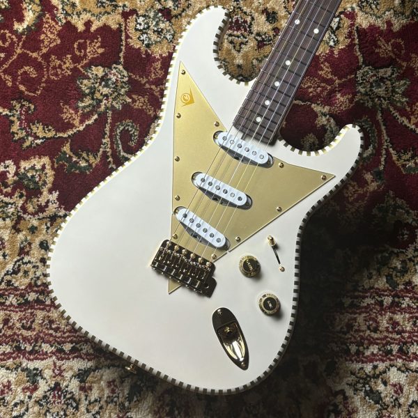 Caramel’s Guitar Kitchen : STS1_FromageWhite<br />
ボディ下部に黒ずみ(ギターフック痕)があるため、通常価格￥199,000(税込)⇀特別価格￥179,100(税込)