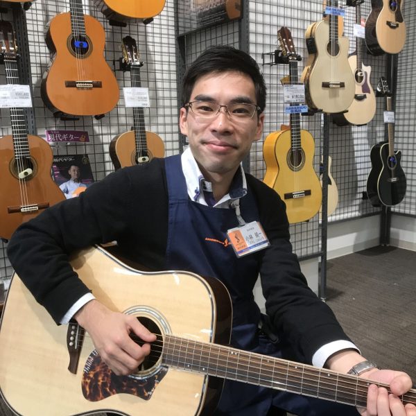 【店長／ピアノアドバイザー】小林(こばやし)<br />
皆様に音楽をより一層たのしんでいただけるよう、当店スタッフと共に精一杯皆様の音楽生活をサポートさせていただきます！どうぞよろしくお願いいたします。