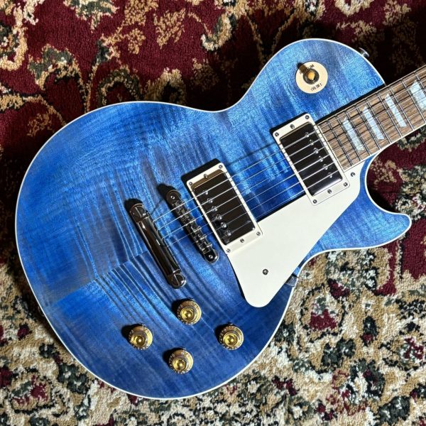 Les Paul Standard 50s Figured Top Ocean Blue<br />
￥354,200(税込)<br />
<br />
デビュー以来、時代の流れと共に様々な仕様変更を経て現在まで生産が続けられている定番人気モデルのレスポールスタンダード。ボディのマテリアルはお馴染みのメイプルトップ&マホガニーバック。バック材はウェイトリリーフを施さないソリッドとなっており引き締まったタイトな鳴りが特徴です。