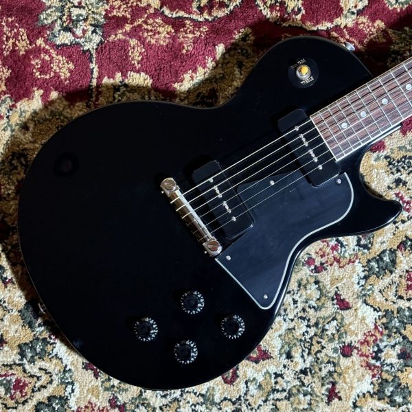Les Paul Special Ebony<br />
￥225,500(税込)<br />
<br />
マホガニーボディ、マホガニーネック、ローズウッド指板P-90仕様、グロスフィニッシュのニトロセルロースラッカーフィニッシュがヴィンテージの風合い。<br />
弦振動がよりダイレクトに伝わるストップテールピースブリッジとP-90の組み合わせが生み出すストレートなロックサウンド、オレンジドロップコンデンサーを搭載、細部までこだわられた1本です。