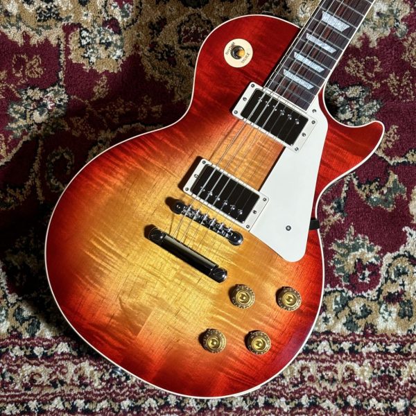 Les Paul Standard '50s Heritage Cherry Sunburst<br />
￥354,200(税込)<br />
<br />
美しいフィギュアドメイプルトップと厳選されたウェイトリリーフなしのマホガニーバック、ローズウッド指板、<br />
そしてピックアップにはバーストバッカー1・2を搭載。<br />
ネックシェイプは適度な太さを残しグリップ感の良い丸みのあるVintage 50sシェイプを採用。<br />
レスポールらしい重量感と引き締まったタイトな鳴りのボディと太さのあるネックが生み出す豊かな鳴りを持つギターに、<br />
ギター本体の響きを活かすバーストバッカー1・2の組み合わせがたまらない1本。