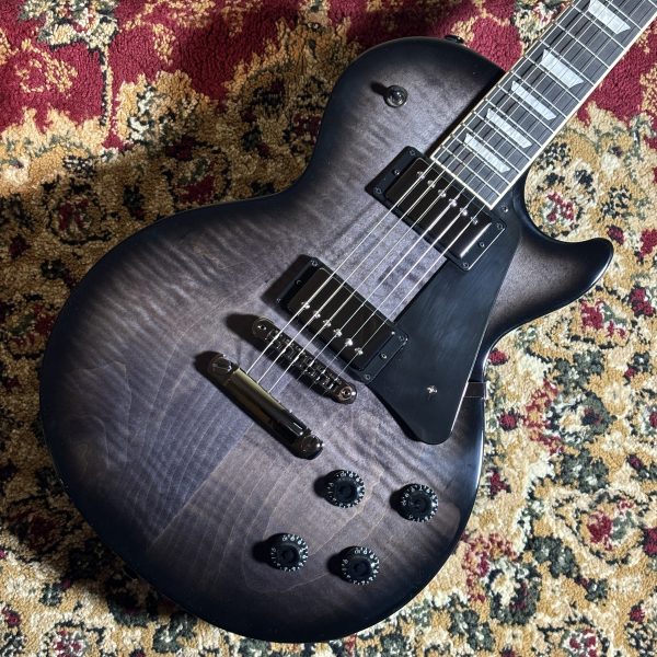 Gibson Les Paul Studio Session Translucent Ebony Burst<br />
￥275,000(税込)<br />
<br />
手の届きやすい価格ながら伝統的なレスポールのテイストはしっかりと受け継いでいるレスポールスタジオのアップデート・バージョン。ボディトップには杢目が映えるAAグレードのフィギュアドメイプルを採用。ボディバックのマホガニーはウルトラ・モダン・ウェイト・リリーフが施され、軽量で豊かな響きを実現しています。ピックアップは定番の'57 Classic&'57 Classic+を搭載。味わい深いヴィンテージ・トーンが存分に楽しめます。