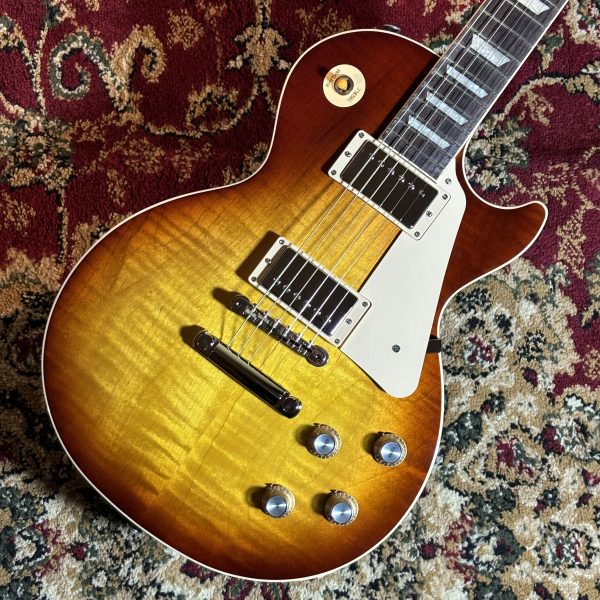 Gibson Les Paul Standard '60s Iced Tea<br />
\354,200(税込)<br />
美しいフィギュアドメイプルトップと厳選されたウェイトリリーフなしのマホガニーバック、ローズウッド指板、そしてピックアップには程よいパワーとクリアなサウンドが特徴のヴィンテージPAFレプリカ、バーストバッカー61を搭載。