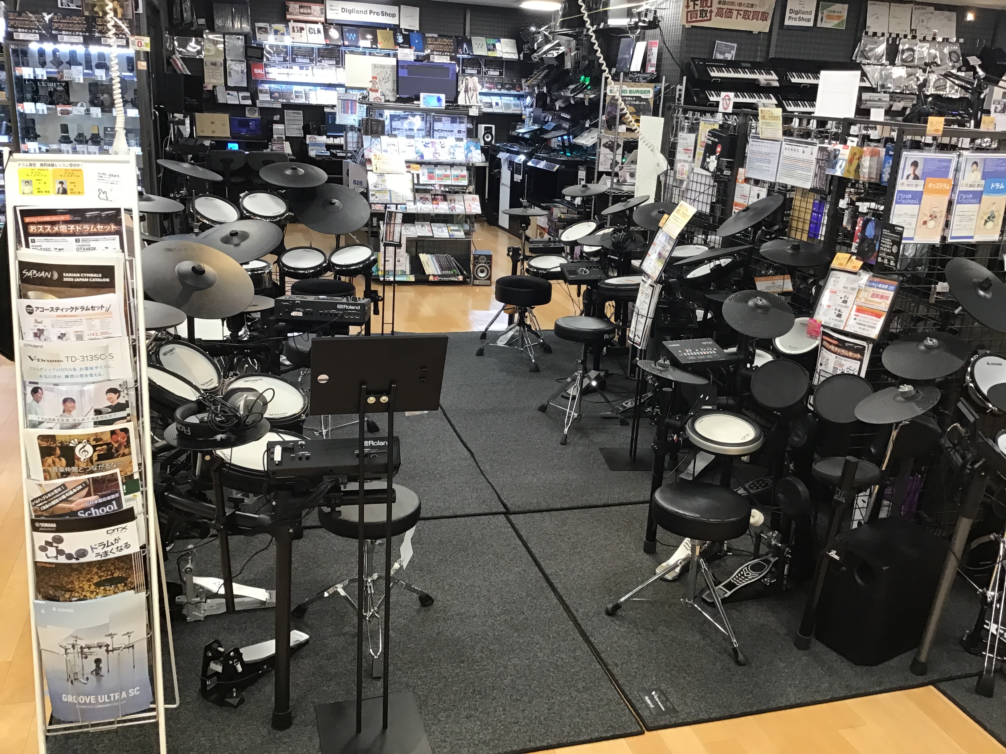 豊富な展示量で、皆様のドラム生活をトータルサポートいたします。電子ドラムのことでしたら何なりとご相談ください。