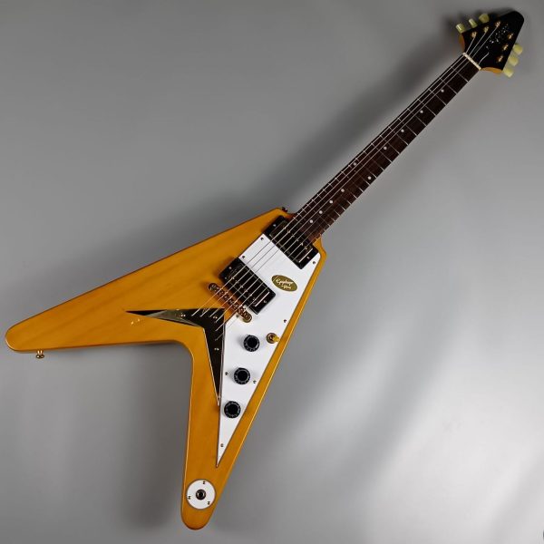 Epiphone：Korina Flying V Aged Natural<br />
ハードケースに革の剥がれを伴う傷があるため現品限りのアウトレット価格でのご案内！<br />
通常価格￥189,200(税込)→￥179,740(税込)