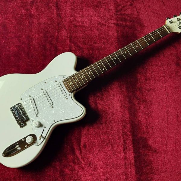 Ibanez：ICHI00-VWH Vintage White Ichika Nito シグネイチャーモデル<br />
店頭ラインナップ変更に伴い、特別な価格でご案内、<br />
通常価格￥115,500(税込)→￥99,000(税込)