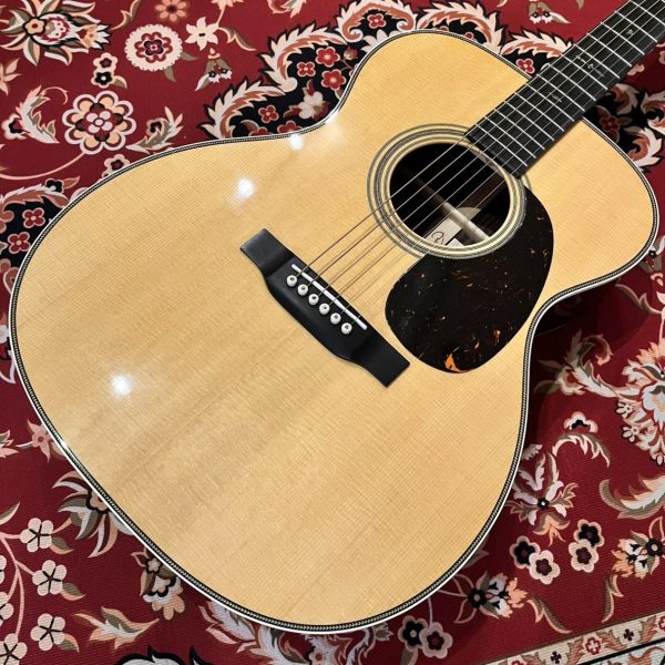 Martin：000-EC 30th Anniversary<br />
【長期展示品につきお買い得価格】Eric Clapton×Martinコラボ30周年を記念した特別モデル！2025年限定生産品です！<br />
通常価格￥990,000(税込)→￥792,000 (税込)