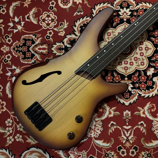 Ibanez：SRH500F/NNF<br />
セミホロウ構造のフレットレスベース！バック傷有りのため特別価格<br />
通常価格￥111,400(税込）→￥98,000（税込）