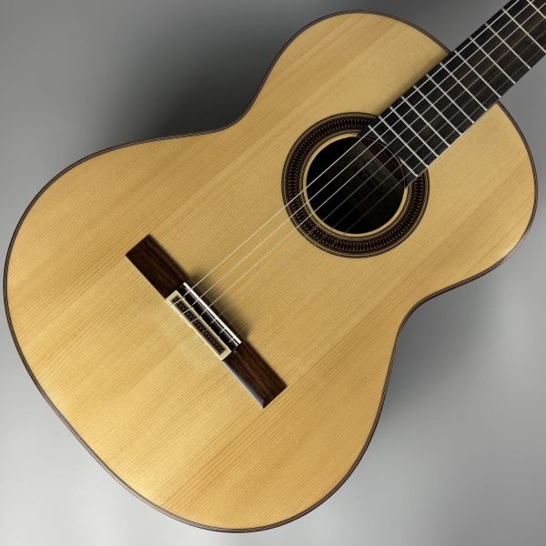 ARANJUEZ 710S 650mm クラシックギター ギグケース付き 島村楽器オリジナルモデル <br />
アランフェスは著名なアーティストやプロの演奏家にも愛用されるクラシックギターブランドです。ボディ裏に傷アリのため一本限り特価です！<br />
通常価格￥136,400 (税込）→￥122,760（税込）