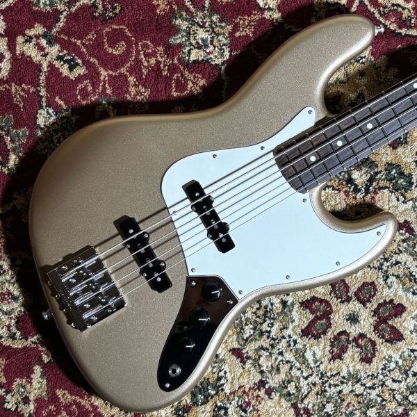 Fender American Professional Classic Jazz Bass【中古】<br />
カスタムパーツ仕様の美品中古ジャズベース！<br />
中古価格￥218,000(税込)