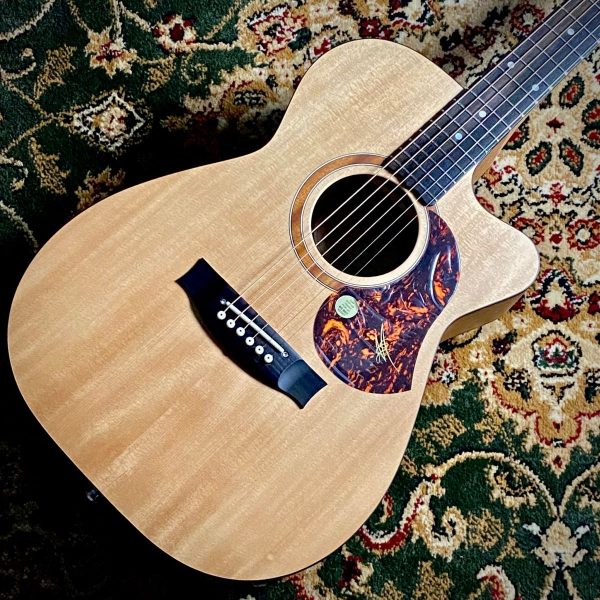 Maton SRS808C NAT<br />
長期展示品の為、展示品限り特価！<br />
フィンガーピッカー御用達の定番モデル！抜けの良いサウンドは唯一無二。<br />
通常価格￥341,000(税込）→￥306,900（税込）<br />
