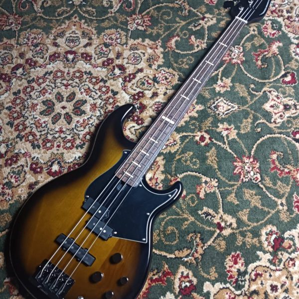 YAMAHA BB734A/DCS<br />
長期展示品の為、展示品限り特価！<br />
大人気BBシリーズのミドルモデル！幅広いサウンドメイクが可能なコントロール部と渋いカラーリングが魅力です。<br />
通常価格￥113,300(税込）→￥101,970（税込）