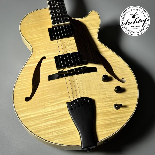 Sadowsky/Archtop Series LS-15 Vintage Amber<br />
長期展示品の為、展示品限り特価！<br />
厳選された木材と厳格な製作工程故に生産本数が非常に少なく、惜しまれつつも生産完了となった「LS-15」当店最後の1本です。<br />
薄くコンパクトなボディからは想像がつかない程豊かな箱鳴りと素早いレスポンスは唯一無二です。<br />
通常価格￥627,000(税込）→￥595,650（税込）