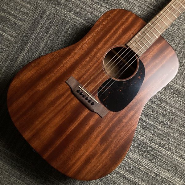 Martin Martin D-15E<br />
落ち着きのある15シリーズマーチンドレッドノートトップ、ブリッジ下部にちいさな塗装割れありのためアウトレットプライス！<br />
通常価格￥228000(税込)→￥182500(税込)