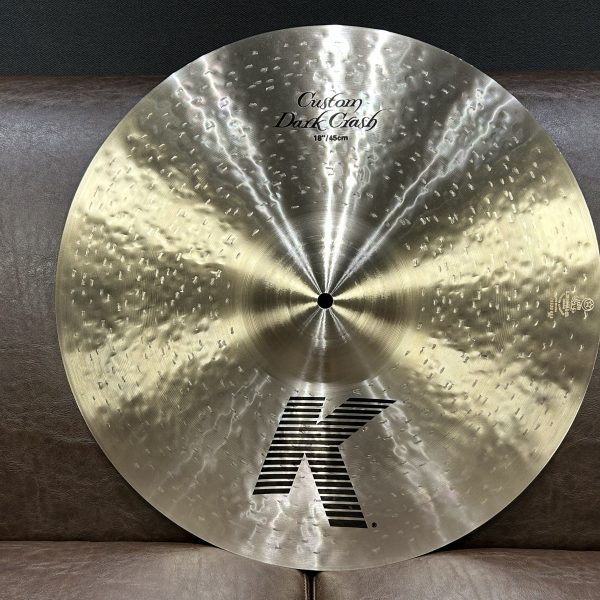 【型名】<br />
DarkCrash18<br />
<br />
【選定コメント】<br />
レスポンスが良い事に加え、低音と高音のバランスが良くふくよかな鳴り。<br />
<br />
【重量】<br />
1,250g<br />
<br />
【販売価格】<br />
￥67,100-