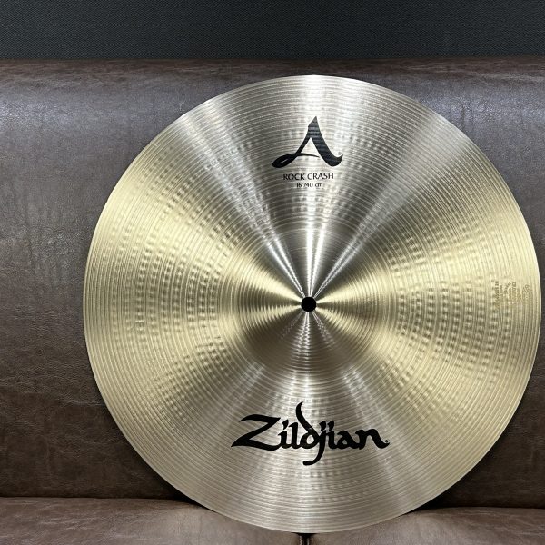 【型名】<br />
RockCrash16<br />
<br />
【選定コメント】<br />
充分な音量とクリアなサスティーンの心地よさで選びました。<br />
<br />
【重量】<br />
1,310g<br />
<br />
【販売価格】<br />
￥45,100-