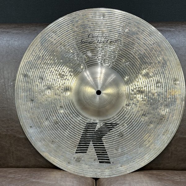 【型名】<br />
SpecialDryCrash18<br />
<br />
【選定コメント】<br />
「ふくよかさとシンバル全体がバランスよく鳴るような反応の良さ、程よくまとまったサスティンです。」<br />
<br />
【重量】<br />
1,260g<br />
<br />
【販売価格】<br />
 ￥67,100-