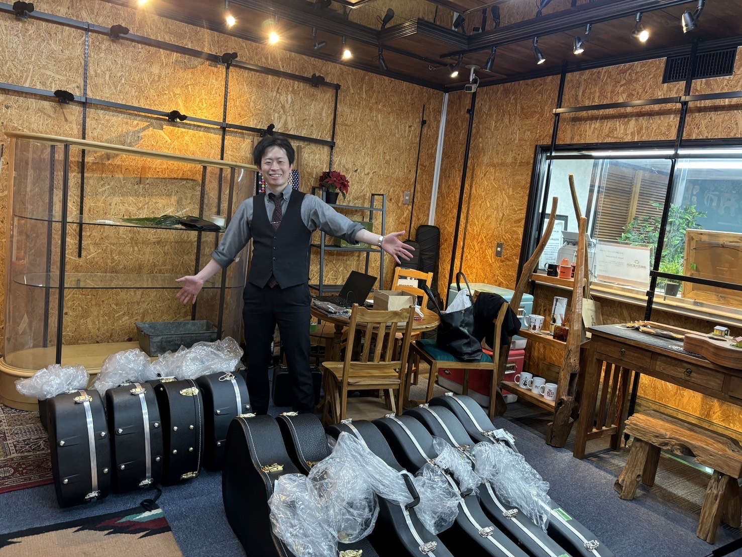 Martinファンの皆様こんにちは。仙台ロフト店Martin担当のM.J.吉田です。 先日Martin国内正規代理店である黒澤楽器店本社へMartin選定に行ってまいりましたので、今回はそちらのレポートを作成いたしました。「どのような点に着目し、どのような個体を選んだのか」を事細かにレポートしてまい [&hellip;]