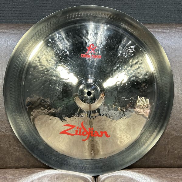 【型名】<br />
オリエンタル/チャイナT18<br />
<br />
【選定コメント】<br />
「派手なアタックと余韻の音程感のバランスが整っていて使いやすいチャイナ。」<br />
<br />
【重量】<br />
1,340g<br />
<br />
【販売価格】<br />
￥52,800-