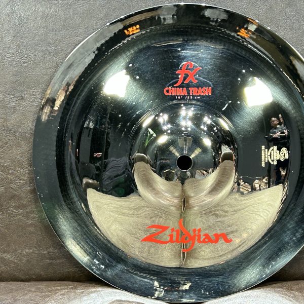 【型名】<br />
Fx オリエンタル10チャイナトラッシュ<br />
<br />
【選定コメント】<br />
「程よく荒く複雑になりすぎない音程感と、充分なトラッシーさで良い意味でクセのあるサウンド。」<br />
<br />
【重量】<br />
240g<br />
<br />
【販売価格】<br />
￥25,300-