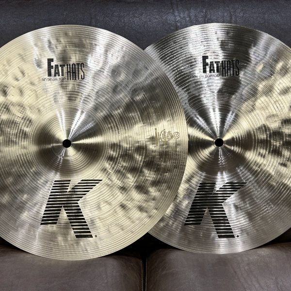 【型名】<br />
FatHats14<br />
<br />
【選定コメント】<br />
「オープンとクローズのつながりが良く、フットクローズ音も鮮やかで使いやすい。全体のバランスの良さで選びました。」<br />
<br />
【重量】<br />
1,065g+1,300g<br />
<br />
【販売価格】<br />
￥93,500-