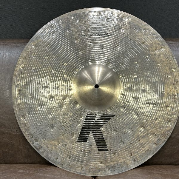 ハイハットシンバル【型名】<br />
SpecialDryRide21<br />
<br />
【選定コメント】<br />
「ハッキリとしたピングとカップ音の音程のまとまりの良さで選定。クラッシュ音を含めた3種の打法のバランスが良い。」<br />
<br />
【重量】<br />
2,460g<br />
<br />
【販売価格】<br />
￥83,600-