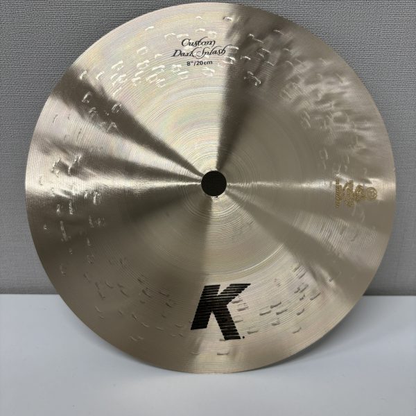 【型名】<br />
DarkSplash8<br />
<br />
【選定コメント】<br />
「ダークさを保ちつつ素直な音程感とすっきりとした余韻が使いやすい個体を選びました。」<br />
<br />
【重量】<br />
160g<br />
<br />
【販売価格】<br />
￥28,600-