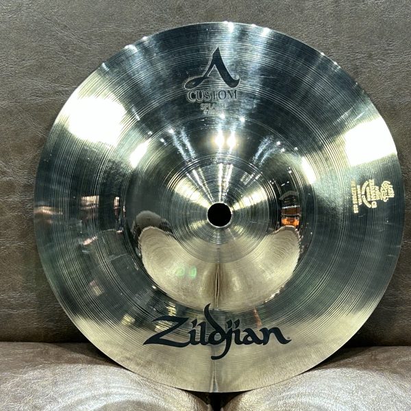 【型名】<br />
Splash8<br />
<br />
【選定コメント】<br />
「クリアで音程のブレ感がなく素直に伸びる余韻で、Aカス8"独特のベル感のあるサウンドが際立つ。」<br />
<br />
【重量】<br />
165g<br />
<br />
【販売価格】<br />
￥25,300-<br />
