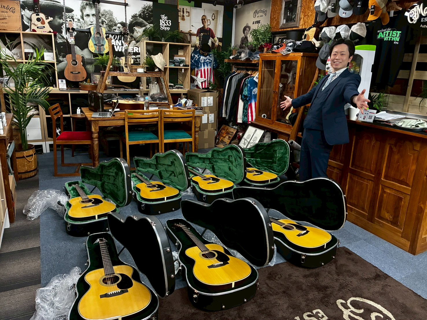 Martinファンの皆様こんにちは。仙台ロフト店Martin担当のM.J.吉田です。昨年に続き、今年もMartin国内正規代理店の黒澤楽器店に赴きMartin選定に行ってまいりました。※昨年のレポートはこちら をご覧ください 今回も「どのような点に着目し、どのような個体を選んだのか」を事細かにレポー [&hellip;]