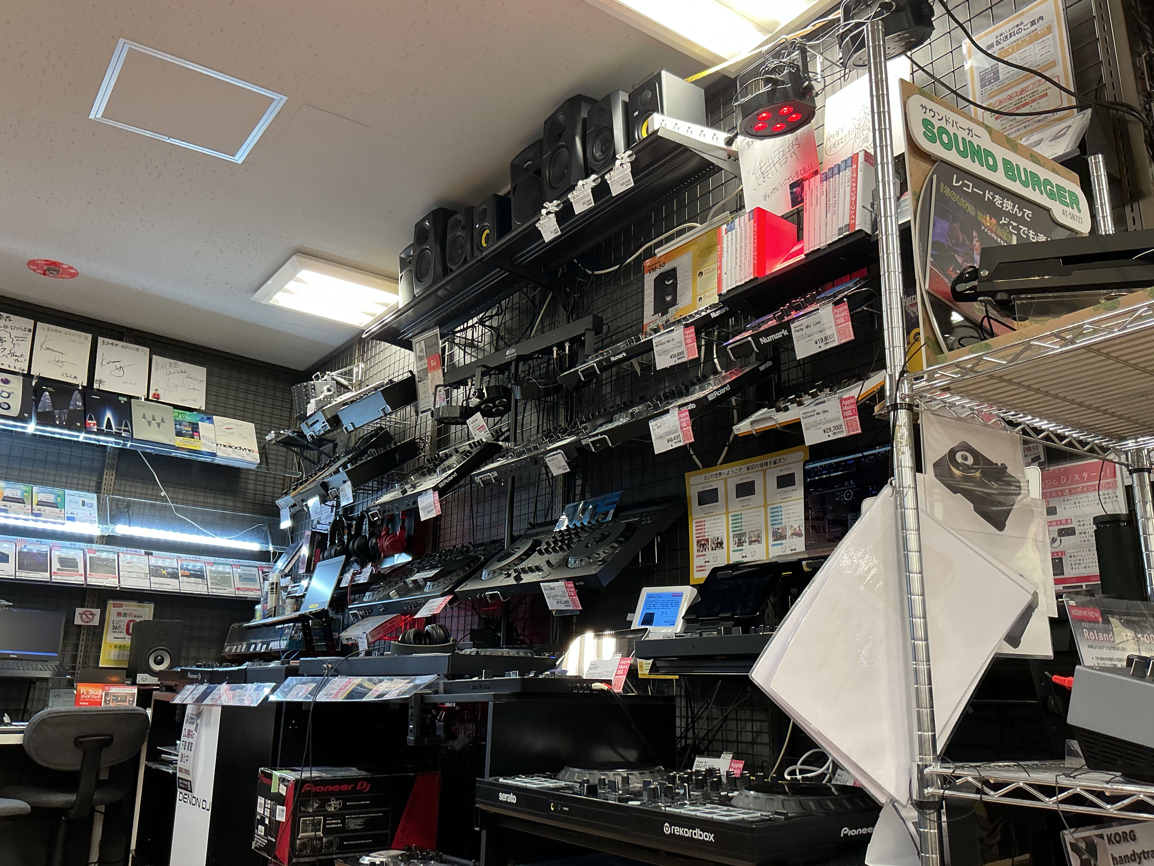 DJビギナーズクラブとは DJビギナーズクラブでは、「そもそもDJとは何をしているのか」というお話から始まり、人気機種のDDJ-FLX4やDDJ-FLX10を使用し、機材のセッティング方法やDJアプリのセッティング方法をレクチャーしていきます。 後半では実際にDJコントローラーを使用して、曲の切り替 [&hellip;]