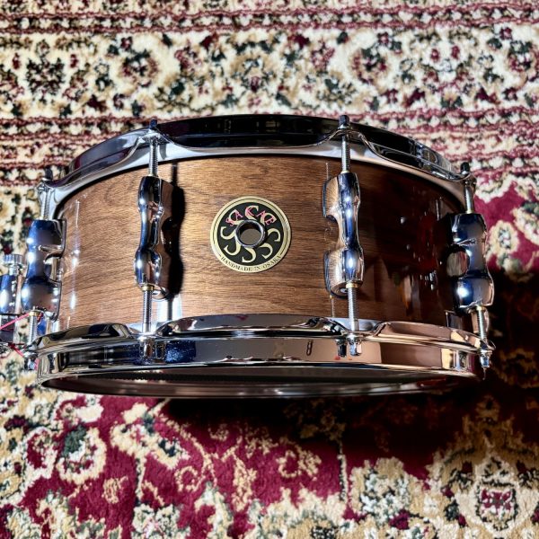SAKAE OSAKA HERITAGE/SD1455WNJ<br />
シェル：ウォルナット<br />
サイズ：14"×5.5"<br />
販売価格：¥74,000