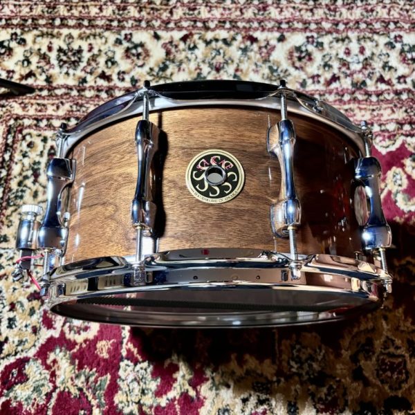 SAKAE OSAKA HERITAGE/SD1465WNJ<br />
シェル：ウォルナット<br />
サイズ：14"×6.5"<br />
販売価格：¥79,200