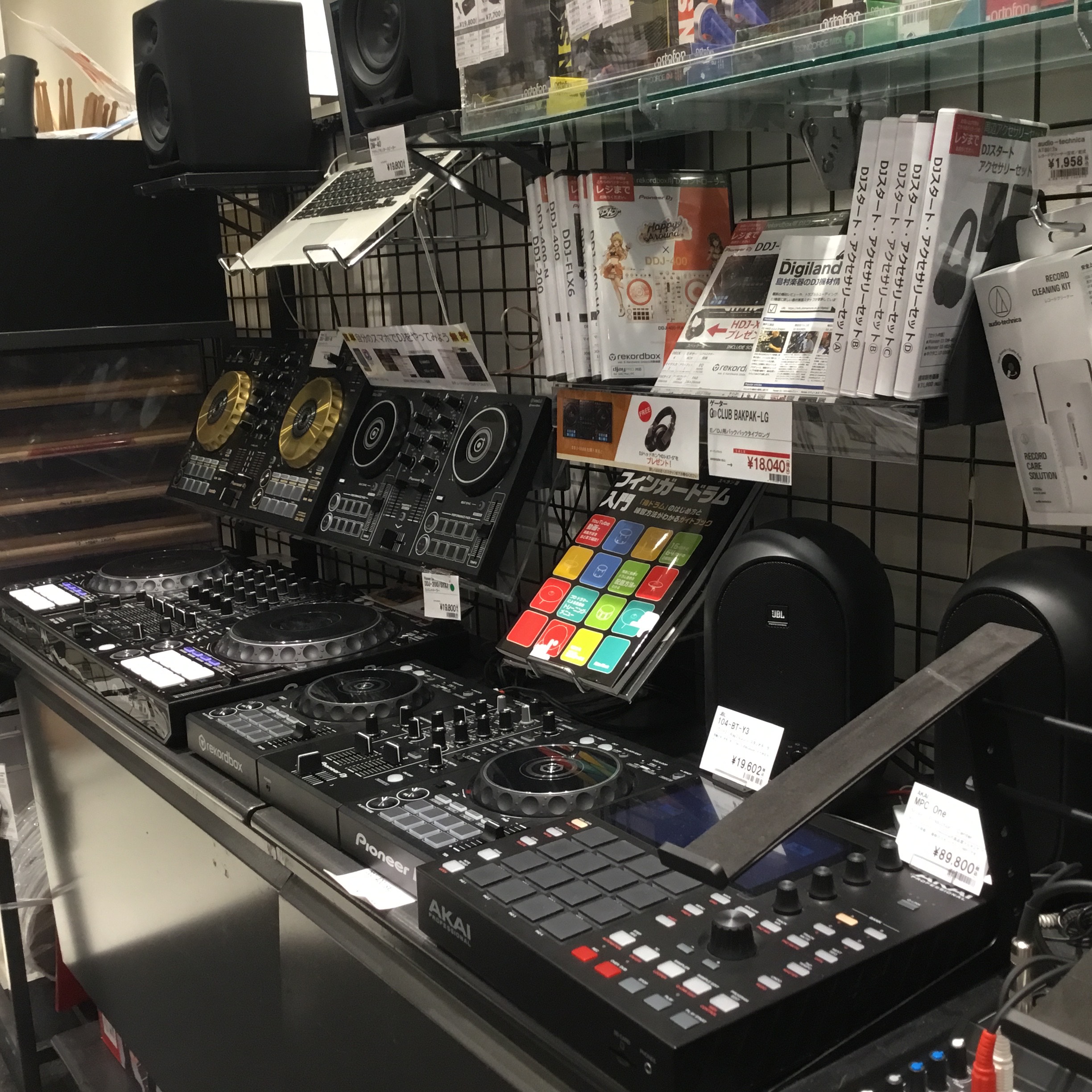 *関西・南大阪でPCDJ・ターンテーブル・サンプラーなどDJ機材展開中！ 当店では南大阪でも厳選したDJ機材・DJアクセサリーを取り揃えております。 PCDJコントローラーをはじめターンテーブル・DAWソフト・モニター用スピーカーに加えて、ヘッドホン・イヤホン・レコード針・PCスタンド・機材ケース・ […]