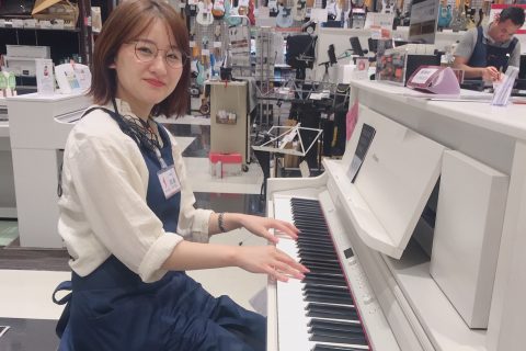スタッフ写真 電子ピアノ 岡本