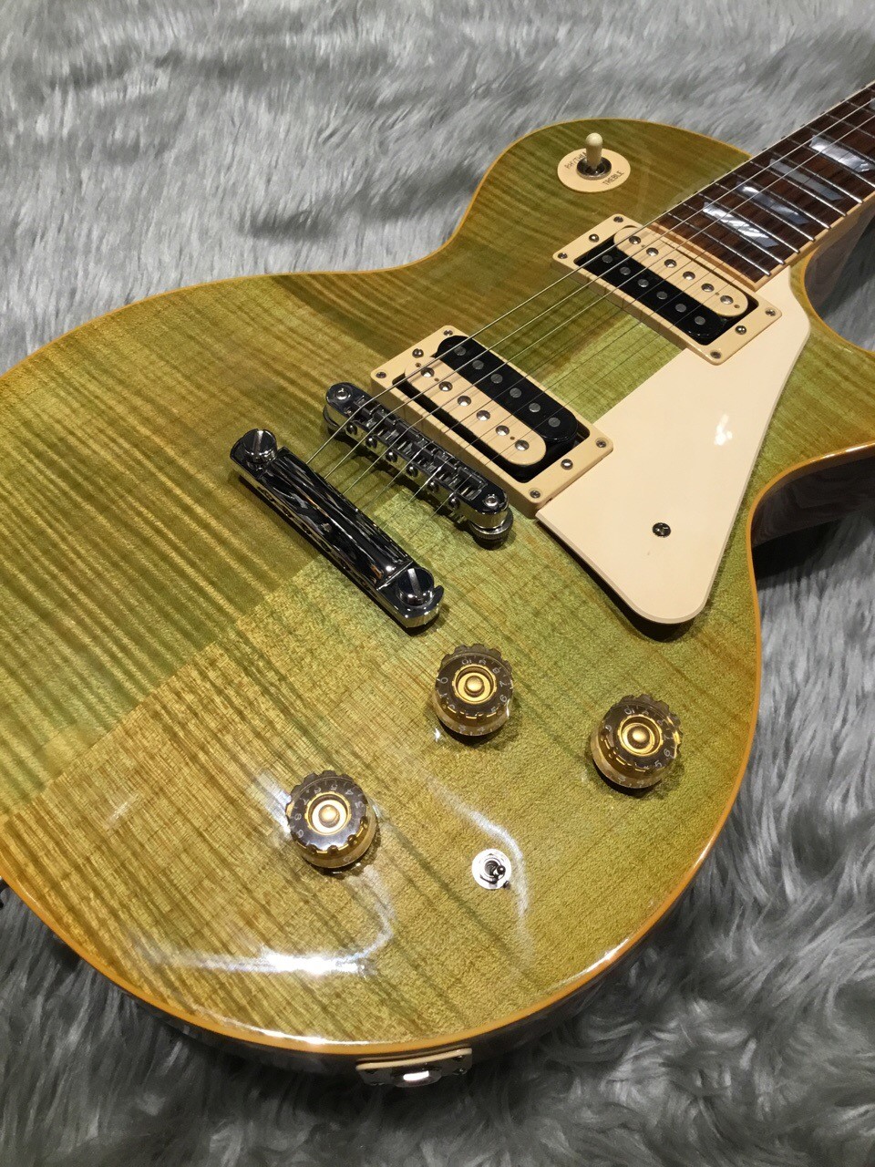 新入荷情報】中古Gibsonレスポール Classic 2015の希少カラー入荷しま