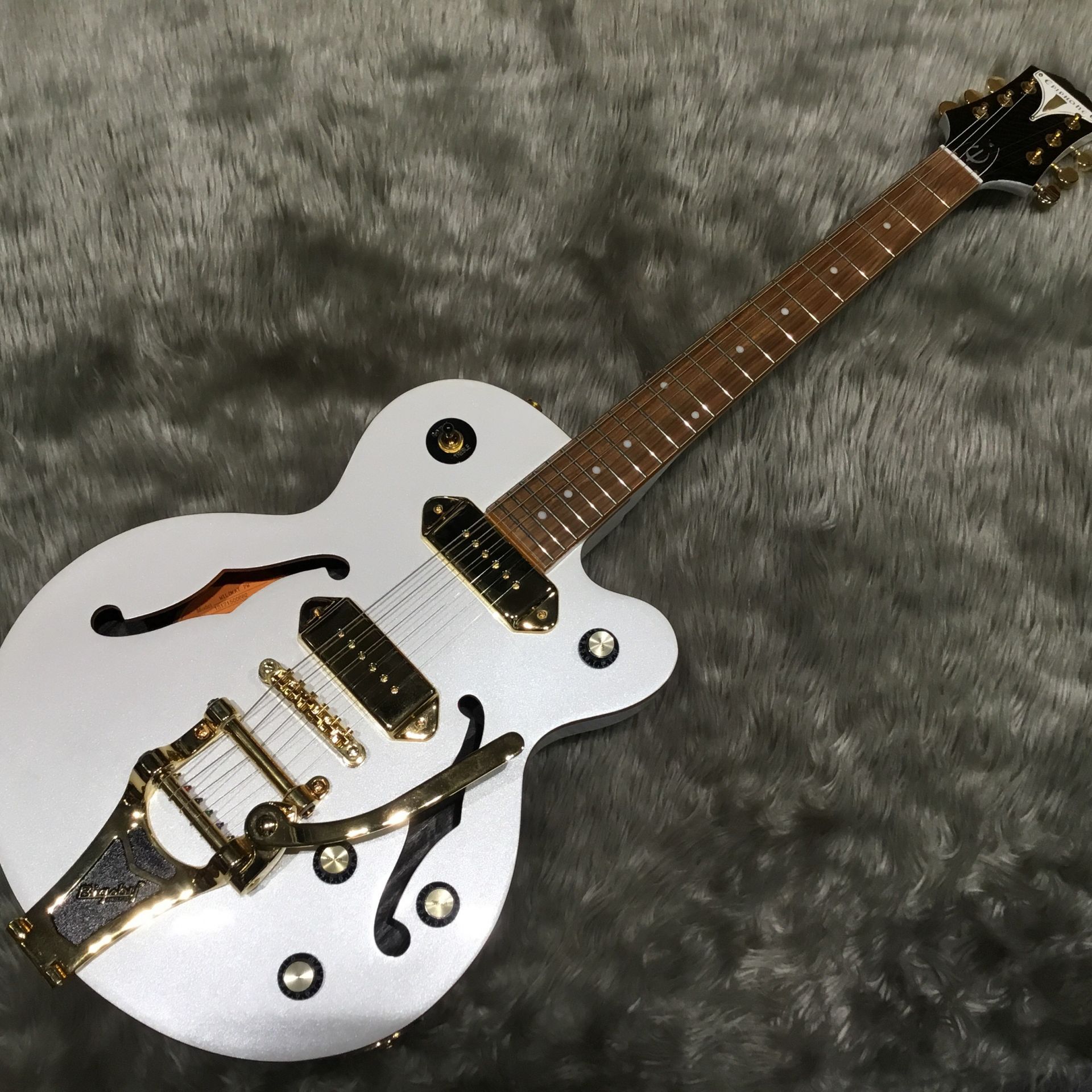 新入荷情報】中古Epiphone WILDKAT ゴージャスなRoyale Pearl Whiteが