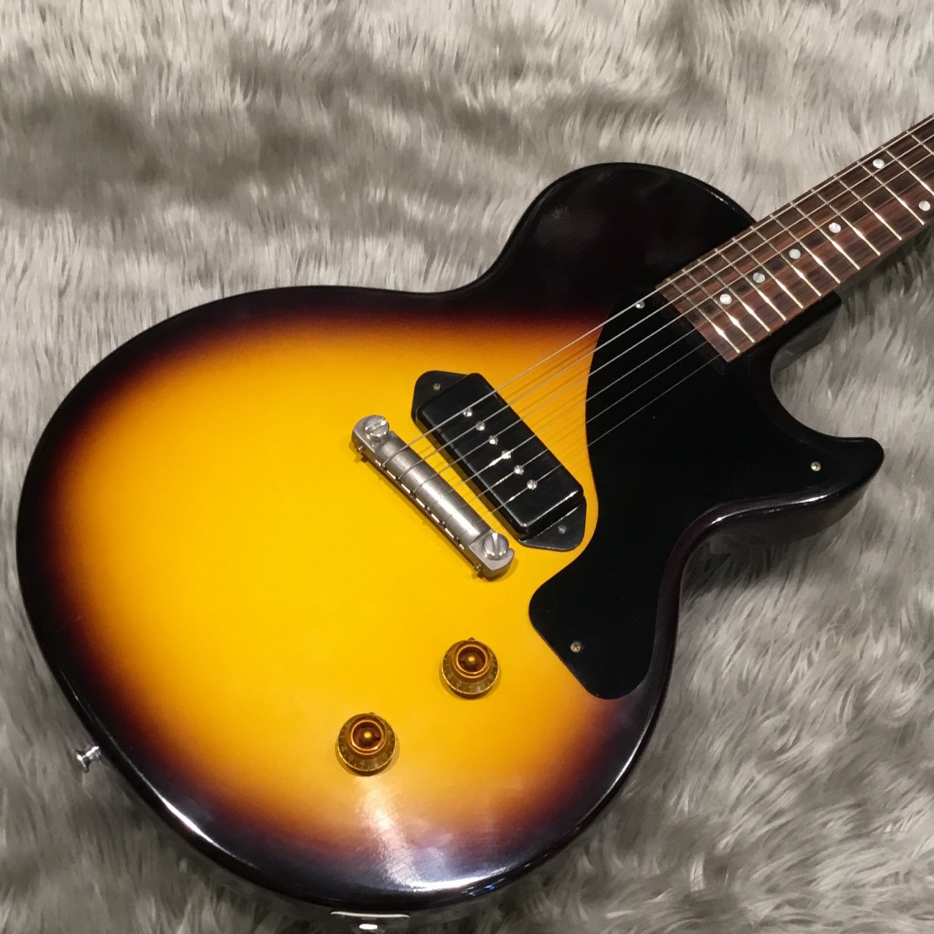 *Gibson 王道の図太いロックサウンドを求めるならやはりGibsonです！]]世界中のギタリストを今なお虜にするレスポールの最終終着地点はここです！ *Les Paul Jr. Single Cut VOS GIBSON CUSTOM SHOP製のLes Paul JUNIOR VOSです！]] […]