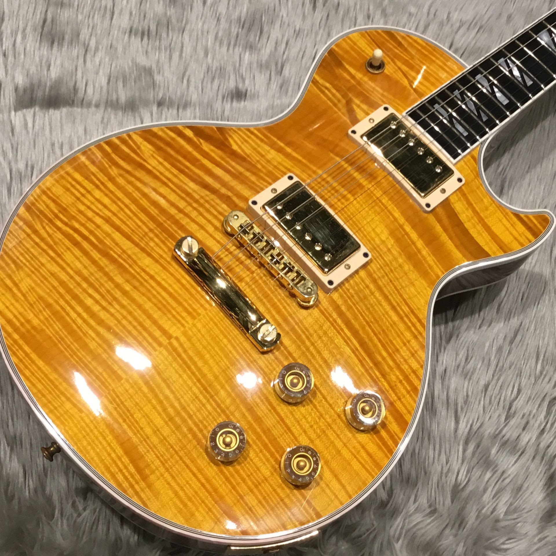 *Gibson 王道の図太いロックサウンドを求めるならやはりGibsonです！]]世界中のギタリストを今なお虜にするレスポールの最終終着地点はここです！ *Les Paul Supreme ※写真は調整中のものです。現在は弦を張って展示しております。 アーチバックの珍しいレスポール「Les Paul […]