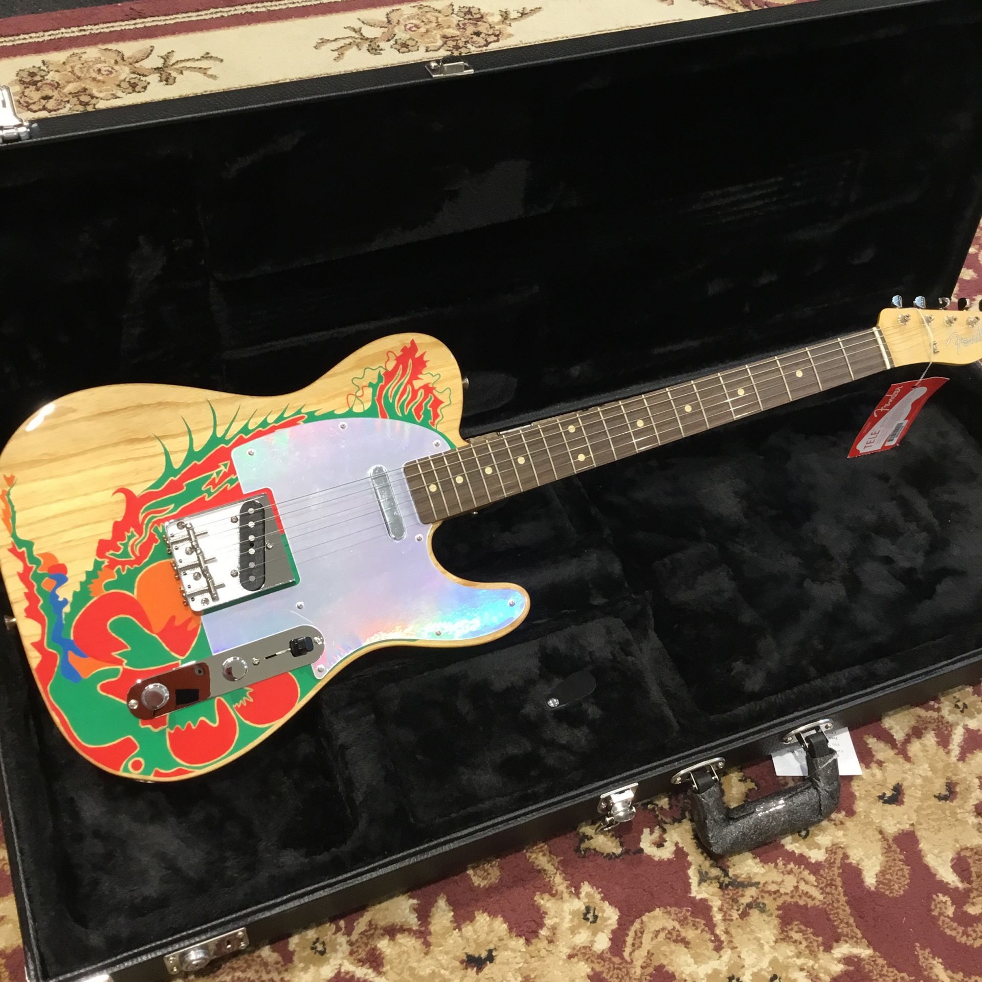 *Fender Jimmy Page Telecasterは、ロック史に名を残す名アルバム「LED ZEPPELIN Ⅰ」リリース50周年を記念して開発されたジミー・ペイジシグネチャーモデル。1966年にジェフ・ベックからプレゼントされ、8枚の丸型ミラーをボディに張り付けた「ミラーテレキャスター」を […]