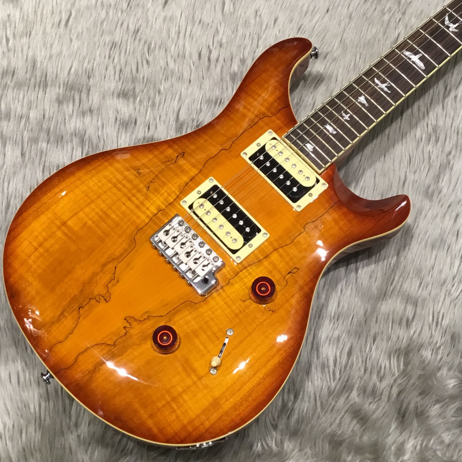 *PAUL REED SMITH 2018年に発売された人気のSEシリーズのバリエーションモデルです！エキゾチックウッドをボディトップに使用した個性的な一本！ *SE CUSTOM 24 Spalted Maple **中古美品の良コンディションなのでお探しの方はお早めに！ フレットの残り90%以上 […]