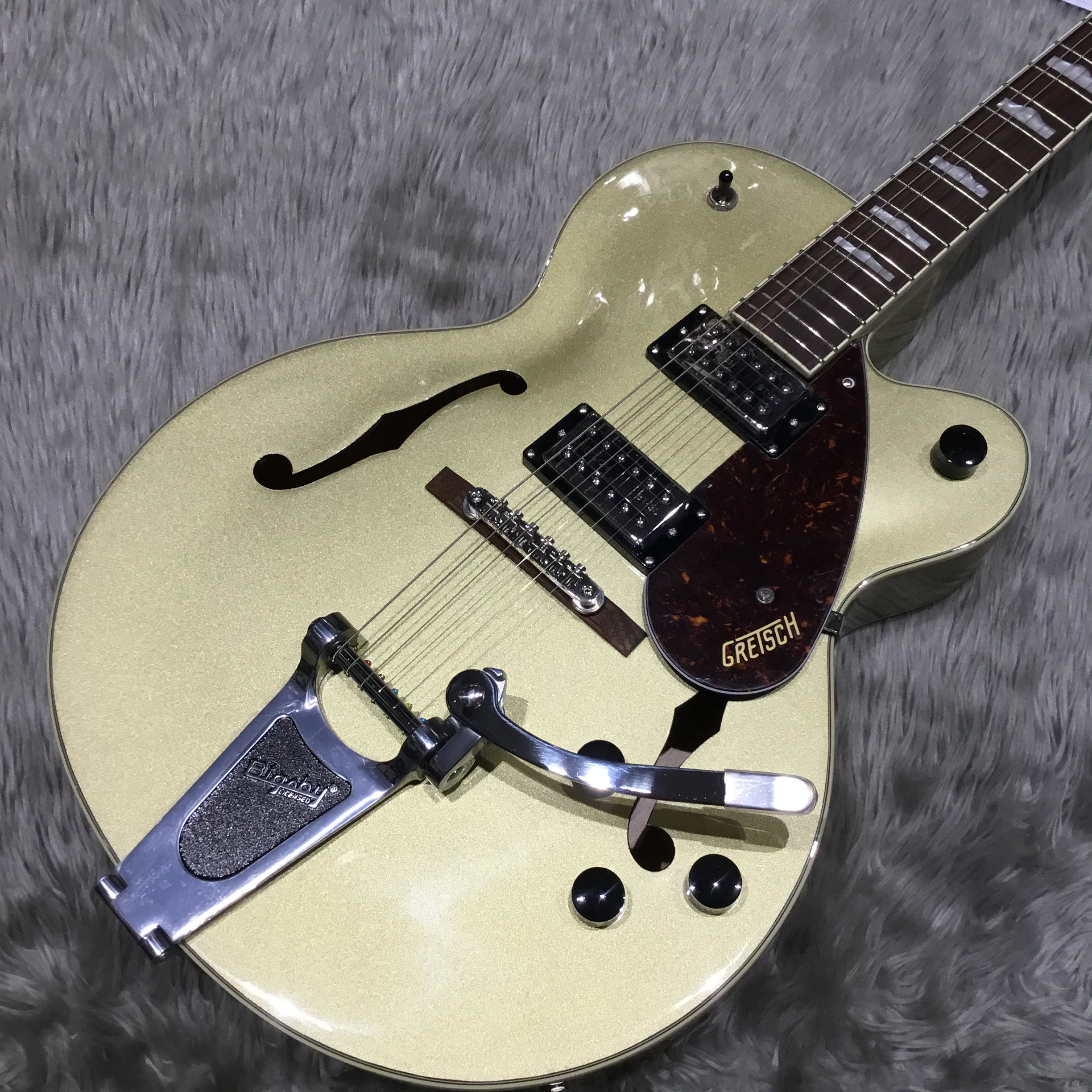 【新入荷情報】GRETSCHのBigsby搭載フルアコ「G2420T」の特価品が入荷！