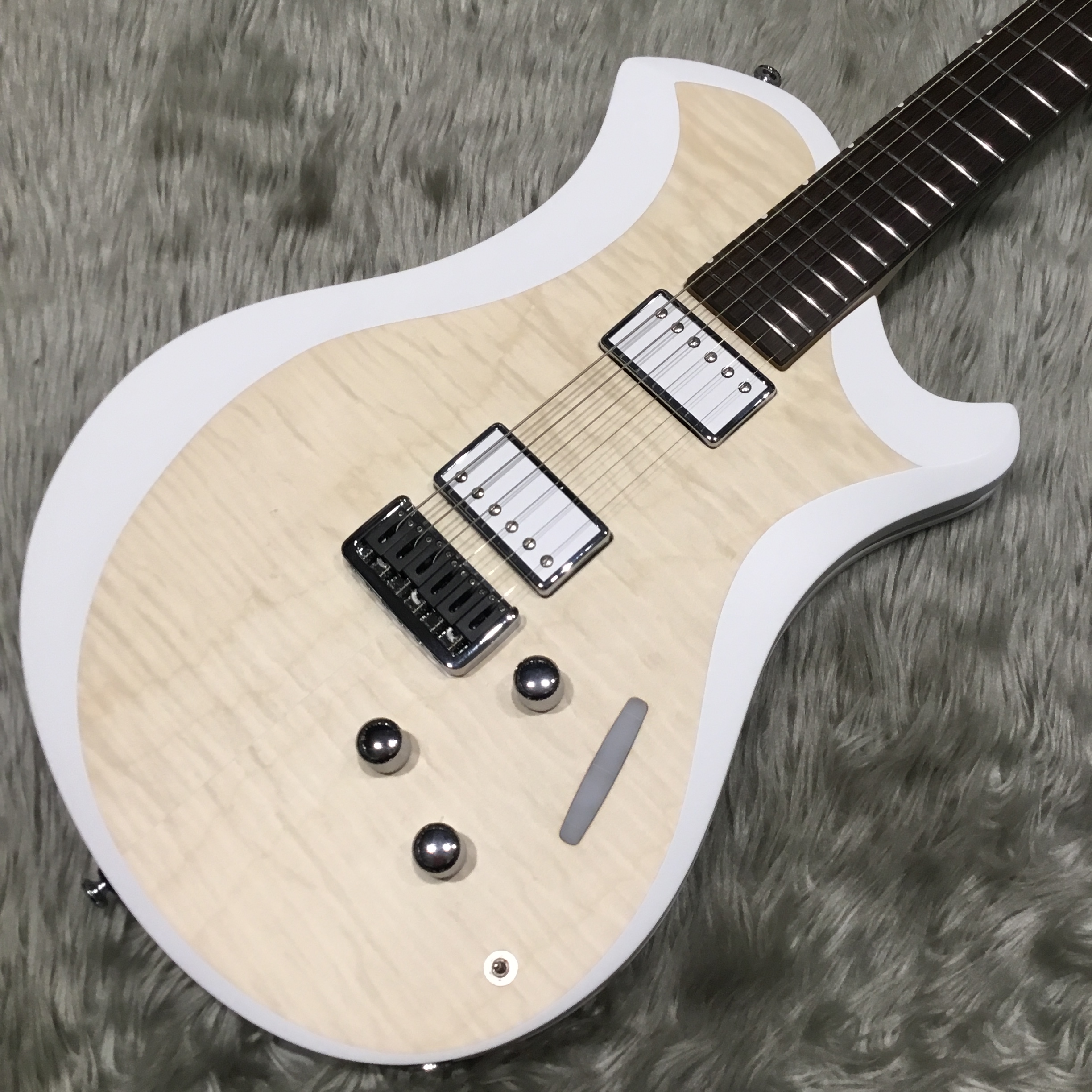 *RELISH　GUITARS(レリッシュギター) スイスのルツェルンにて製作されるRelish Guitars。]]MARYシリーズは振動伝達効率のよいアルミニウム・コアを、高圧縮されたウッド・プレートで挟み込んだサンドイッチ構造をもつモデルとなっております。]]アルミニウム・コアからトップとバッ […]