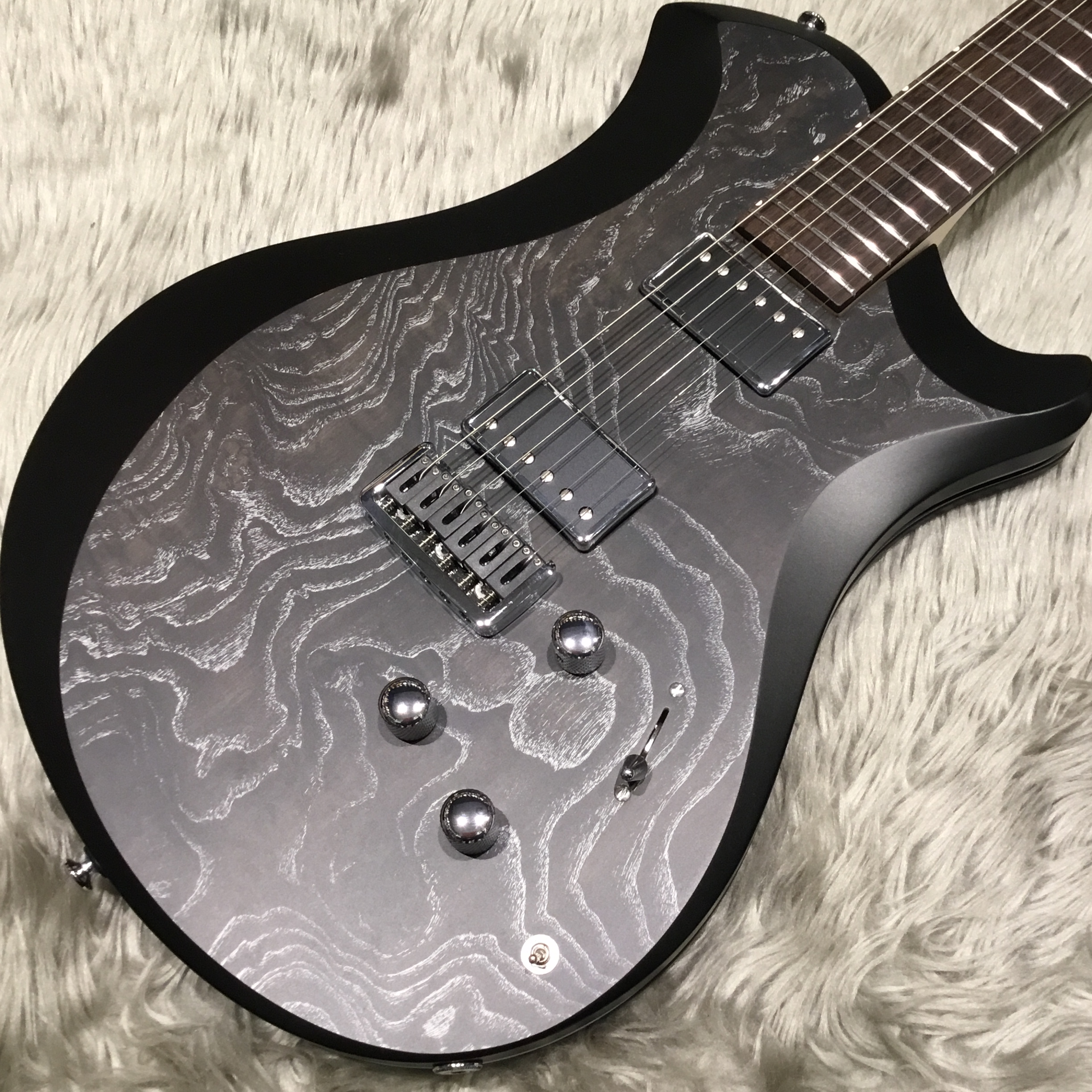 *RELISH　GUITARS(レリッシュギター) スイスのルツェルンにて製作されるRelish Guitars。]]こちらの"Mary A One"は、ウッド／アルミフレーム／ウッド3層構造のボディに立体的にデザインされたハイセンスなボディシェイプを取り入れた、他に類を見ない革新的なエレキギターで […]