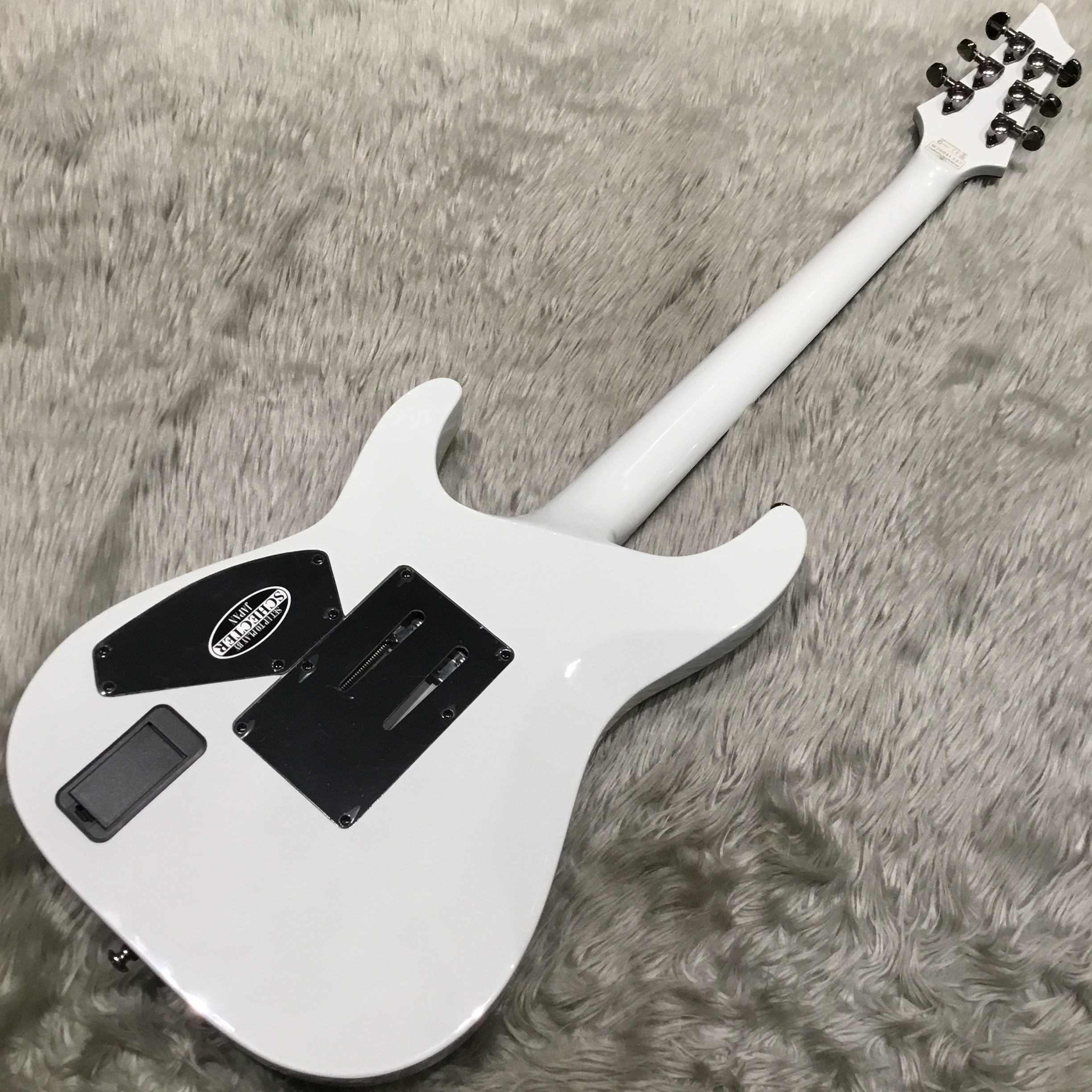 【新入荷情報】SCHECTERの代表機種の一つ「AD-C1-FR-HR / Hellraiser」の鮮やかな白が入荷！｜島村楽器 イオンモール