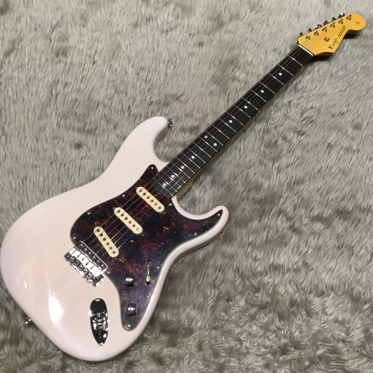 K.Nyui Custom GuitarsKNST / Trans White