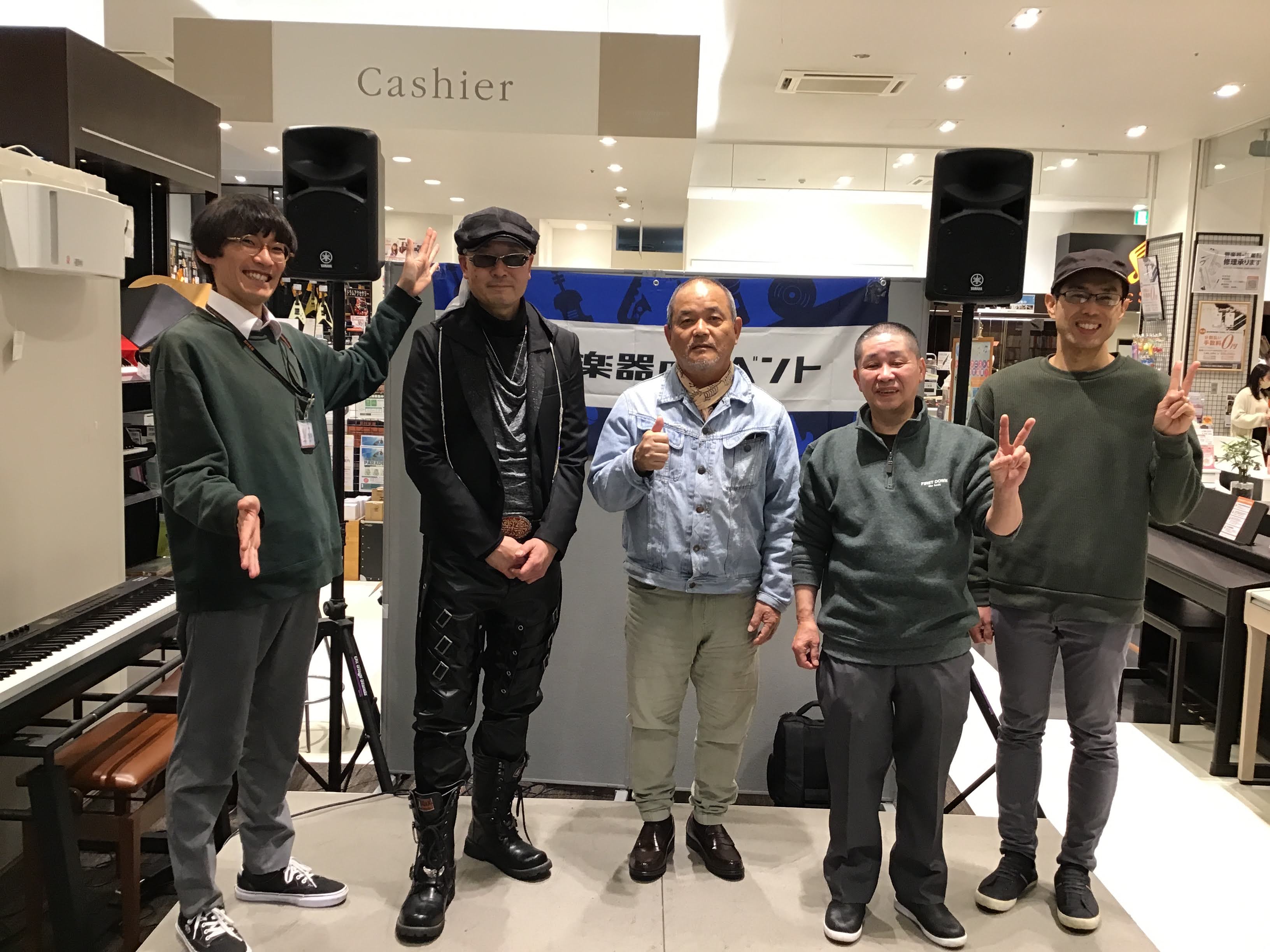 皆様こんにちは！島村楽器イオンモールりんくう泉南店の浅井です！いよいよはじまりましたアコパラ2024！長らくお待ちいただいていた方も多いのではないでしょうか！今回は当店で開催したライブの模様をレポートさせていただきます！ CONTENTSよーチョビ深堀茂紀Shige最後に記念撮影よー 1組目は当店の […]