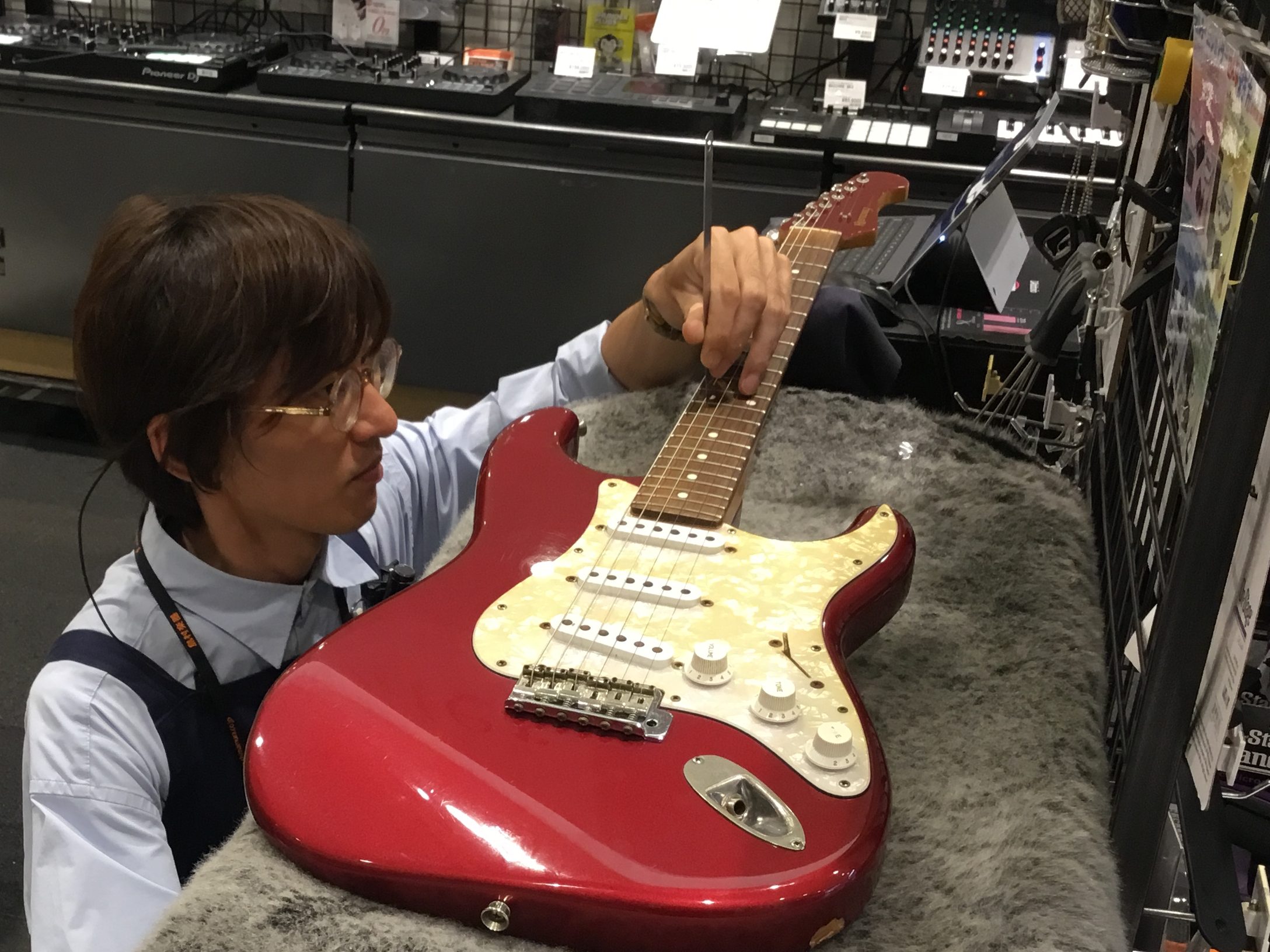 ギターアドバイザー / アコースティックギター、エレキギター担当浅井　亮太
